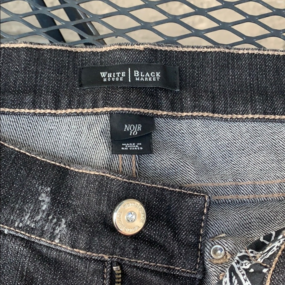 White House black market 10P noir distressed jeans